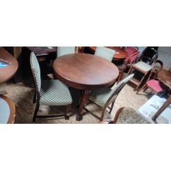 Stół z krzesłami na lwich łapach